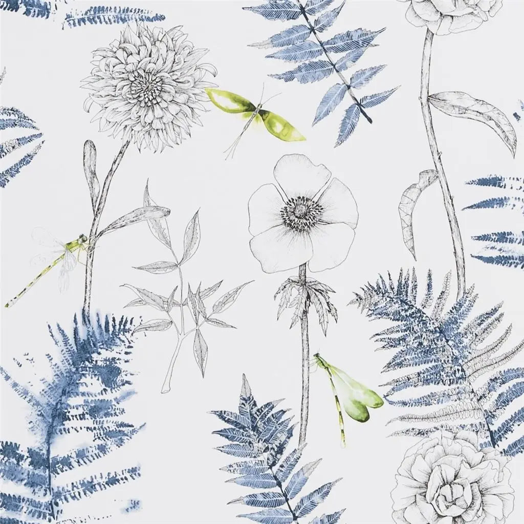 Diese Tapete mit Blumen wirkt durch die deillierten Libellen lebendig. Designers Guild