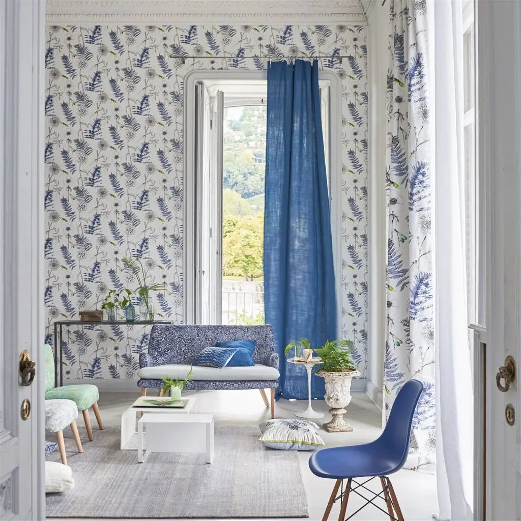 Diese Tapete mit Blumen wirkt durch die deillierten Libellen lebendig. Designers Guild