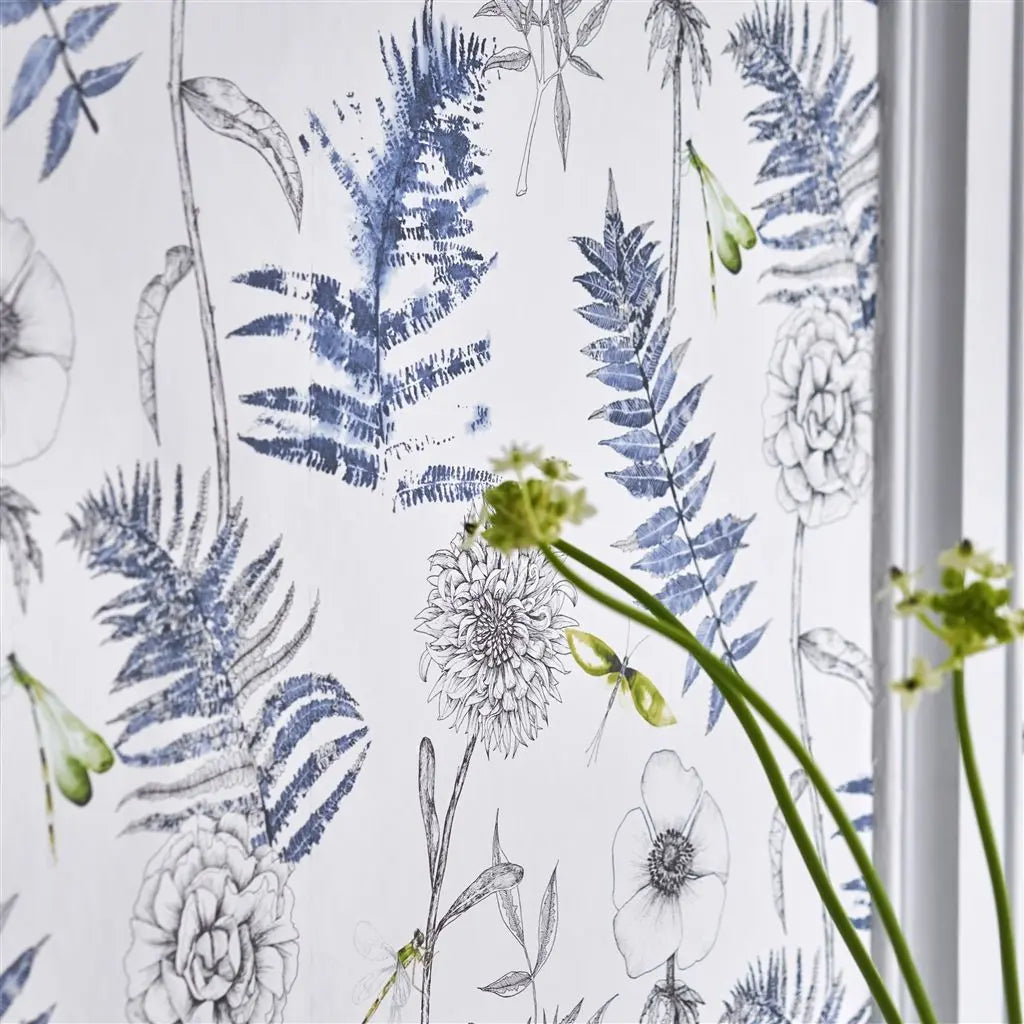 Diese Tapete mit Blumen wirkt durch die deillierten Libellen lebendig. Designers Guild