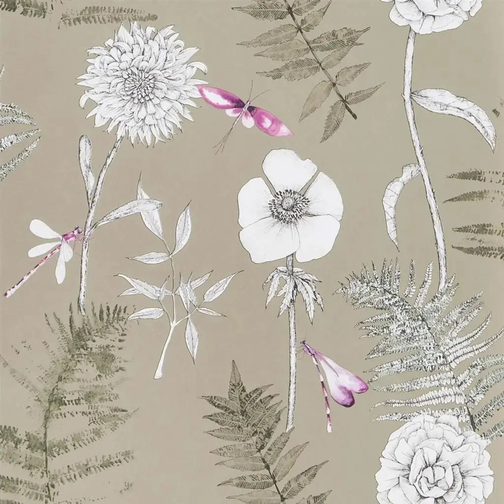 Diese Tapete mit Blumen wirkt durch die deillierten Libellen lebendig. Designers Guild