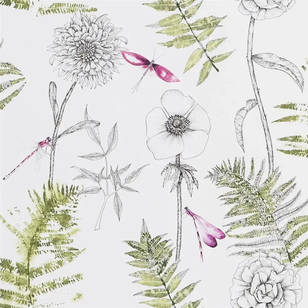 Diese Tapete mit Blumen wirkt durch die deillierten Libellen lebendig. Designers Guild