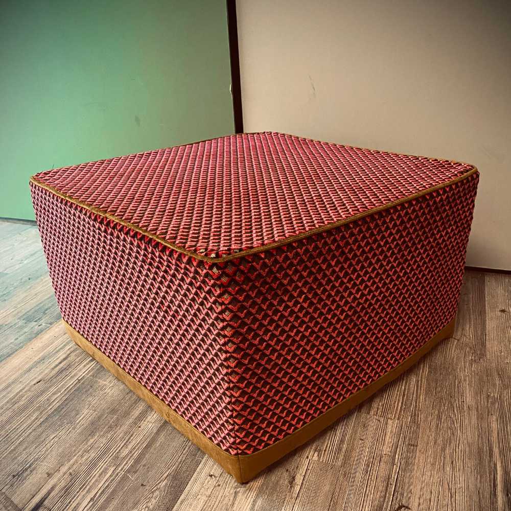 Hocker oder Tisch mit Stoffbezug Raumtapeterie