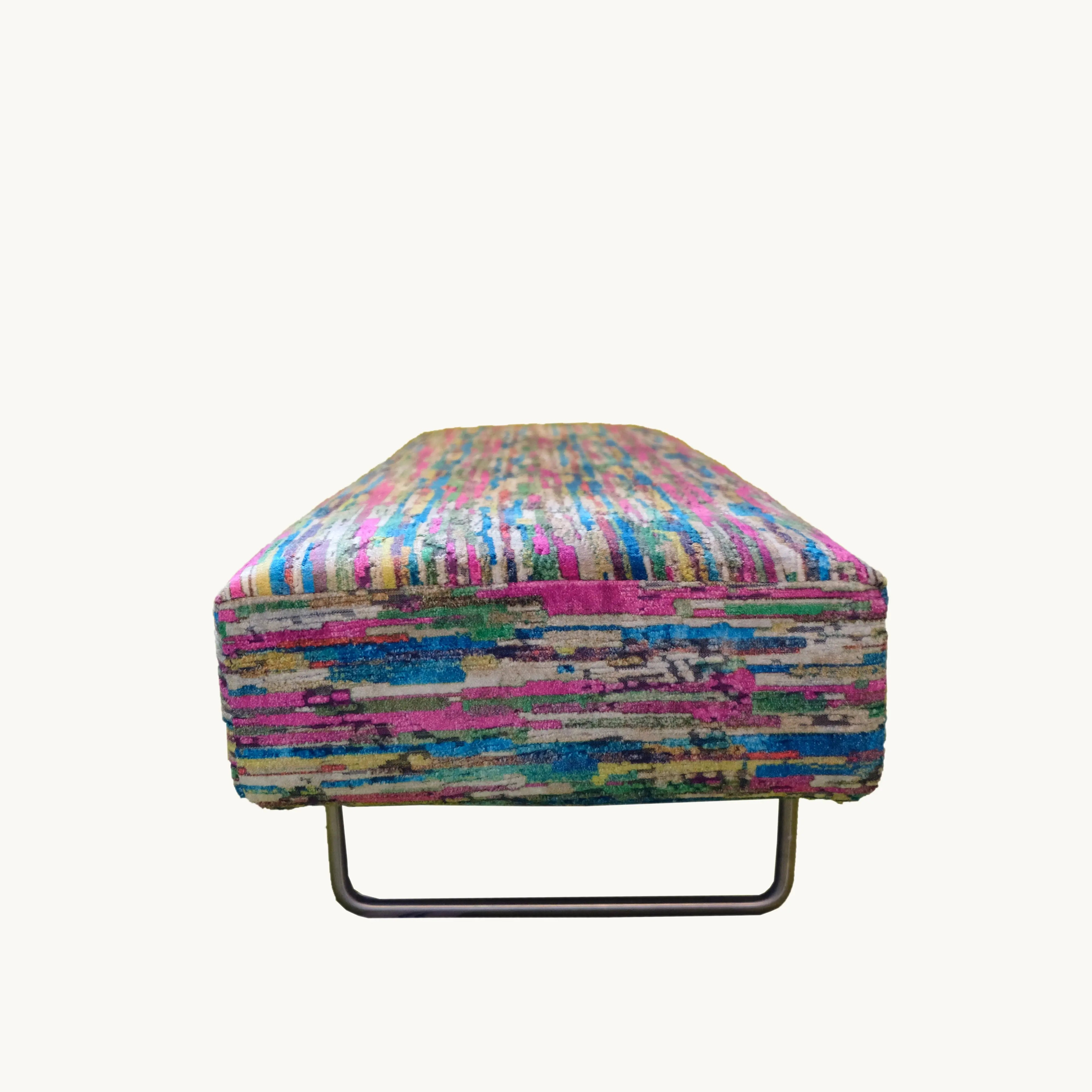 Möbel von Designers Guild: »Balance« Schmaler Hocker mit Stoffbezug »Touzan Fuchsia« Raumtapeterie