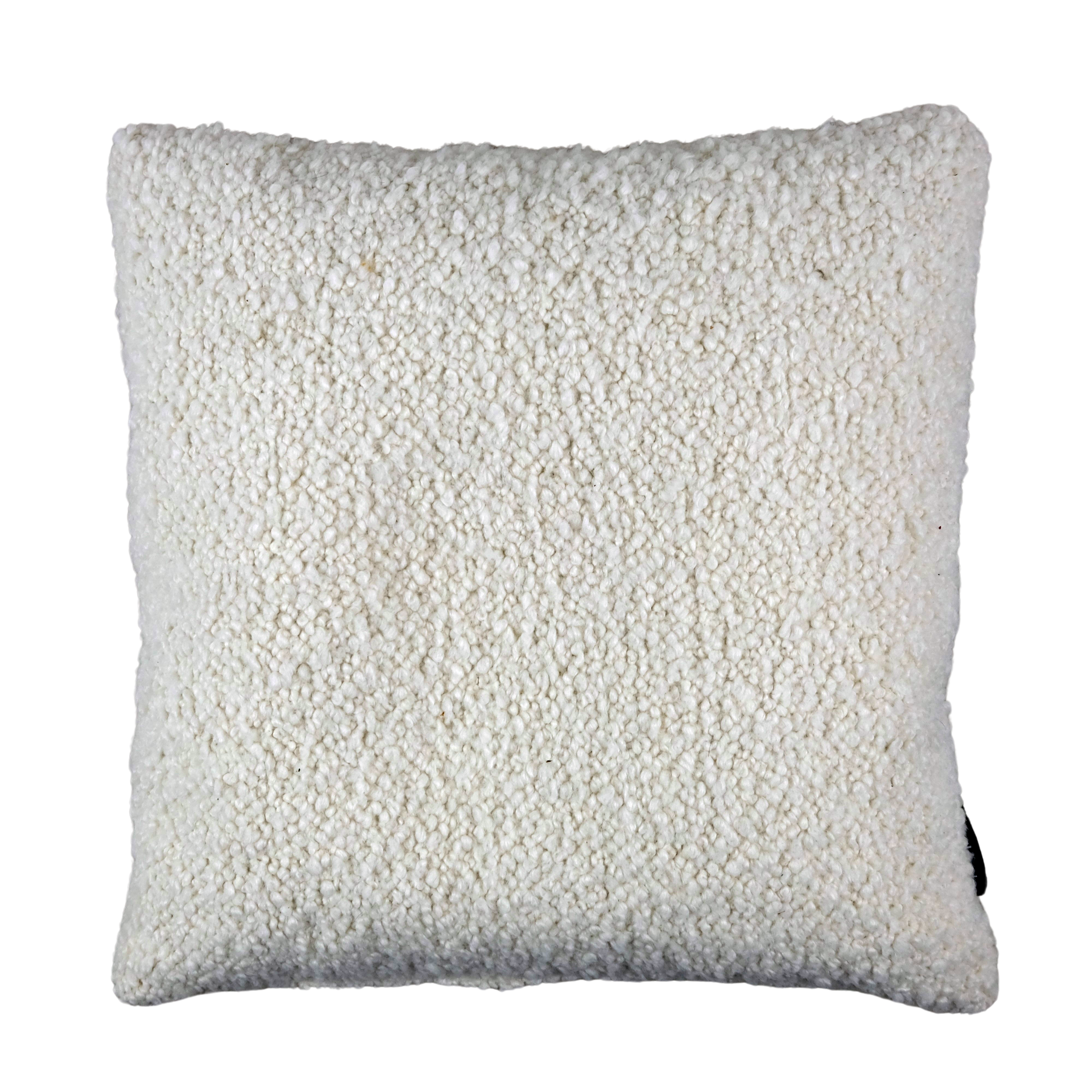 Studio Manikks – Kissen Plüsch Weiß, klein: Zeitlose Eleganz mit kuscheligem Komfort - Raumtapeterie