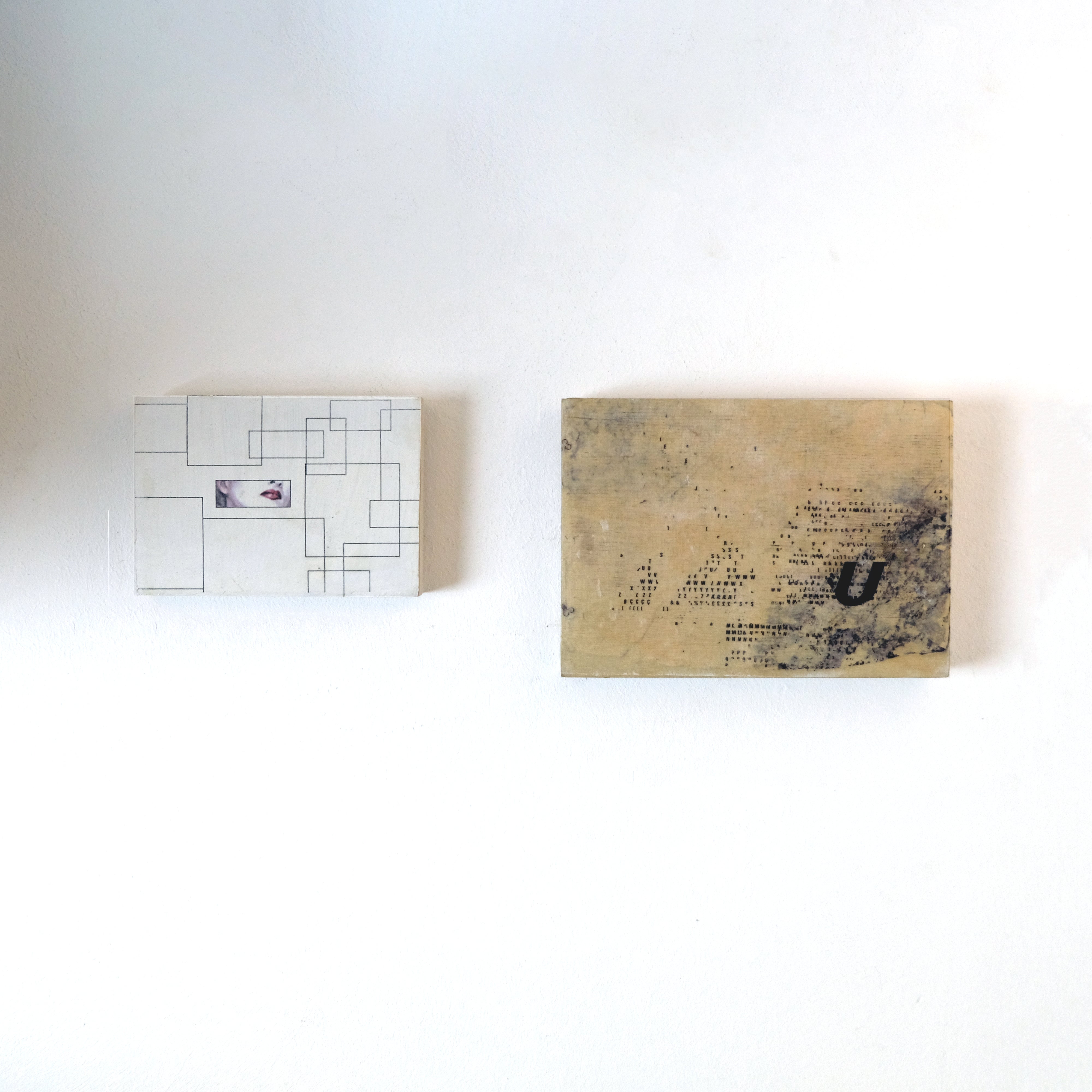 YAGEMEDIA Grafik „U“ – Typografie als Kunstobjekt auf Furniersperrholz - Raumtapeterie