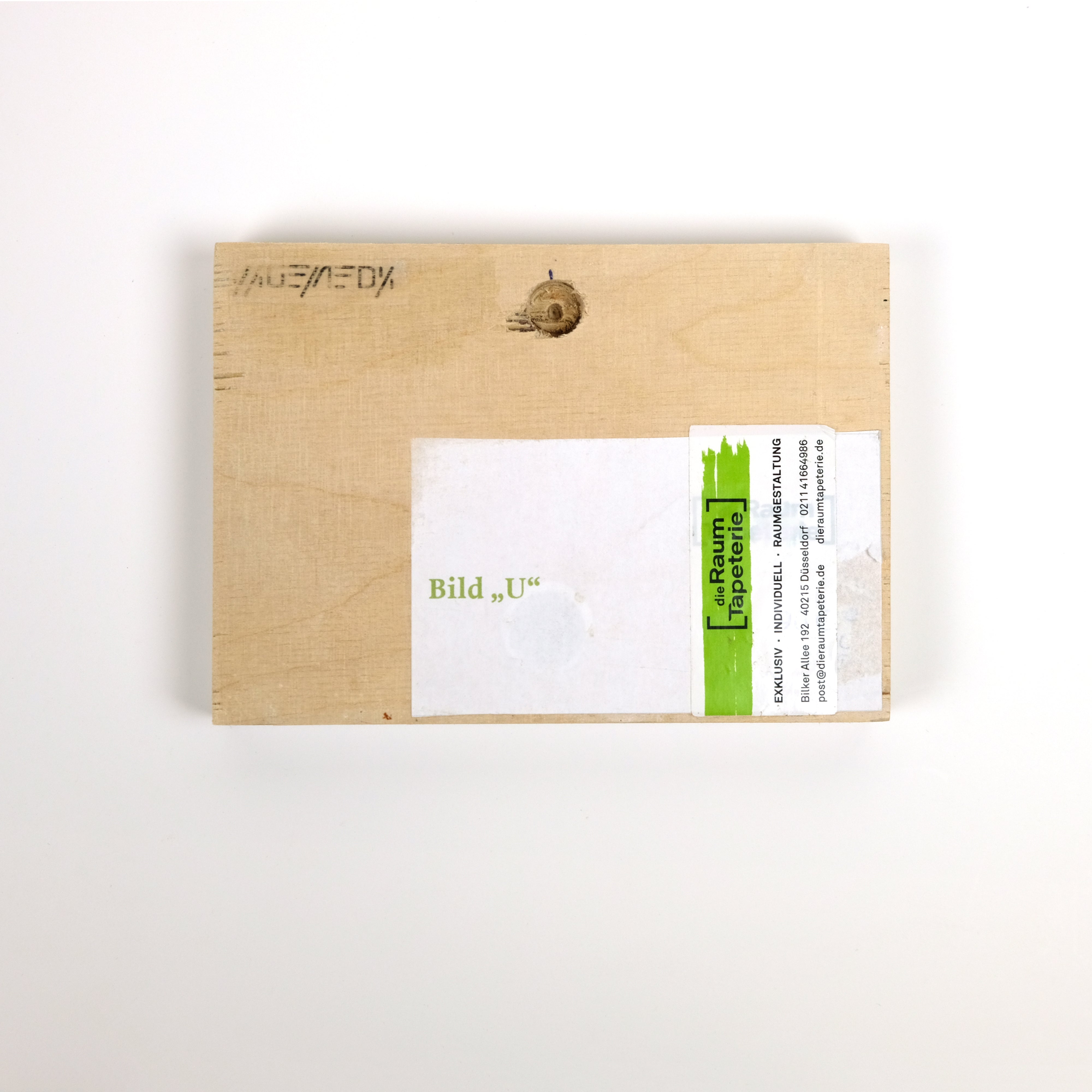 YAGEMEDIA Grafik „U“ – Typografie als Kunstobjekt auf Furniersperrholz - Raumtapeterie