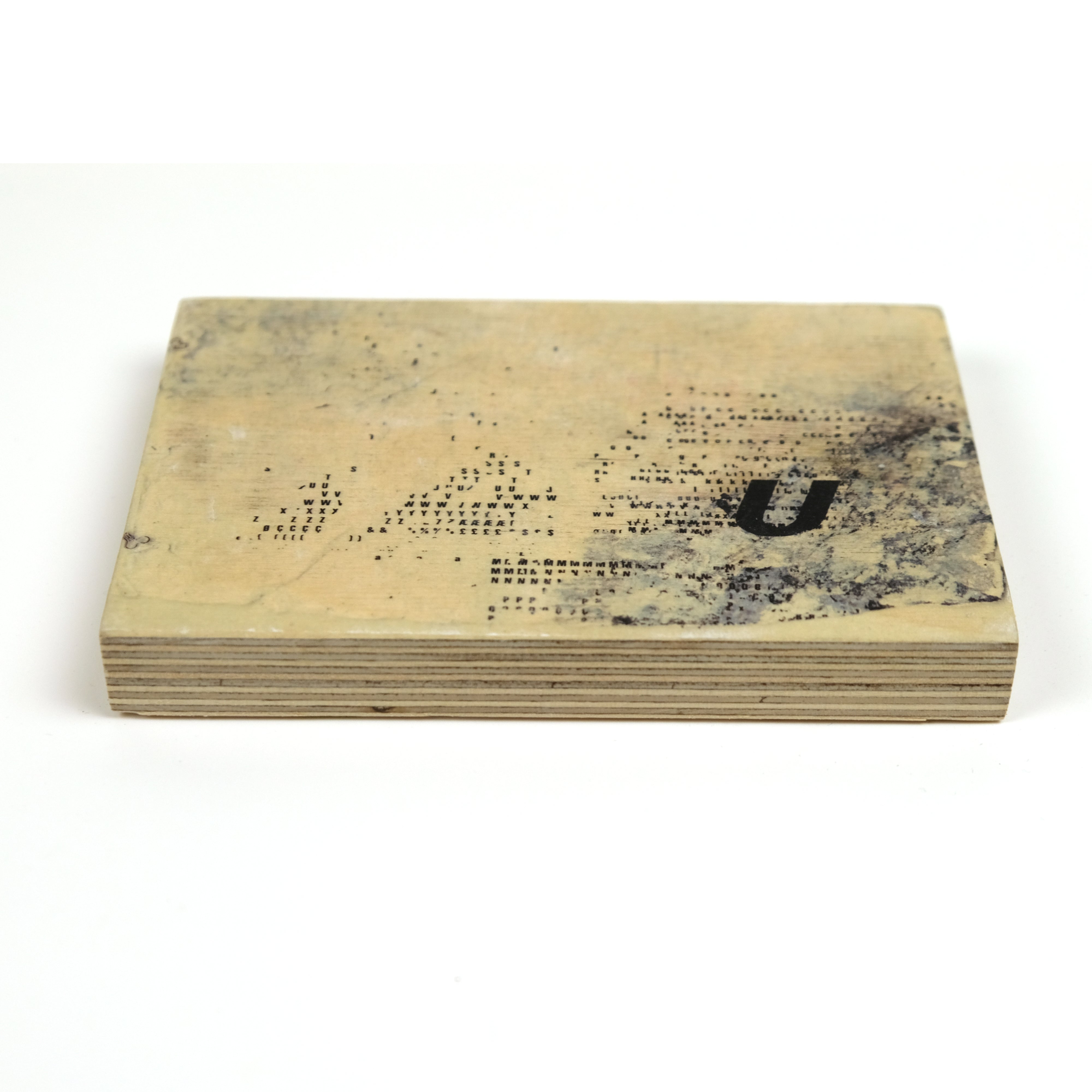 YAGEMEDIA Grafik „U“ – Typografie als Kunstobjekt auf Furniersperrholz - Raumtapeterie