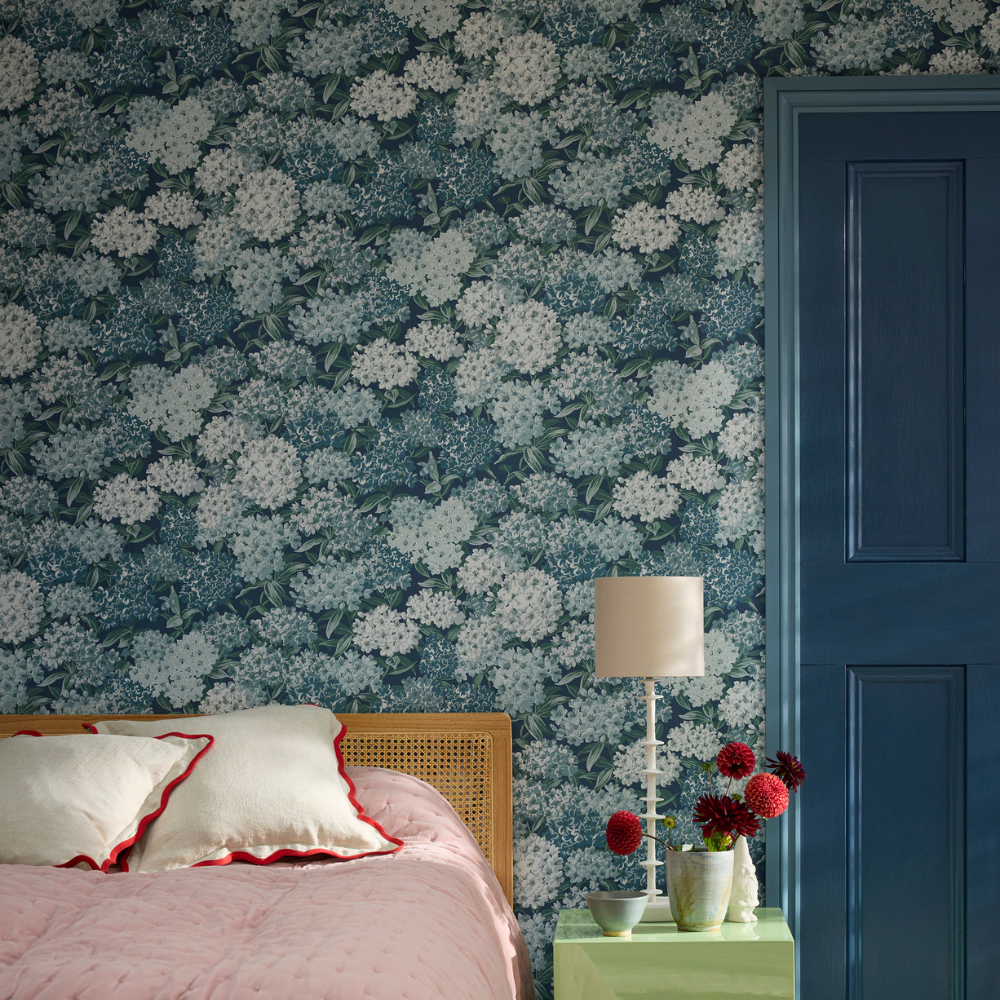 Rhododendron Walk – florale Tapete groß, elegant fürs Wohnzimmer - Raumtapeterie