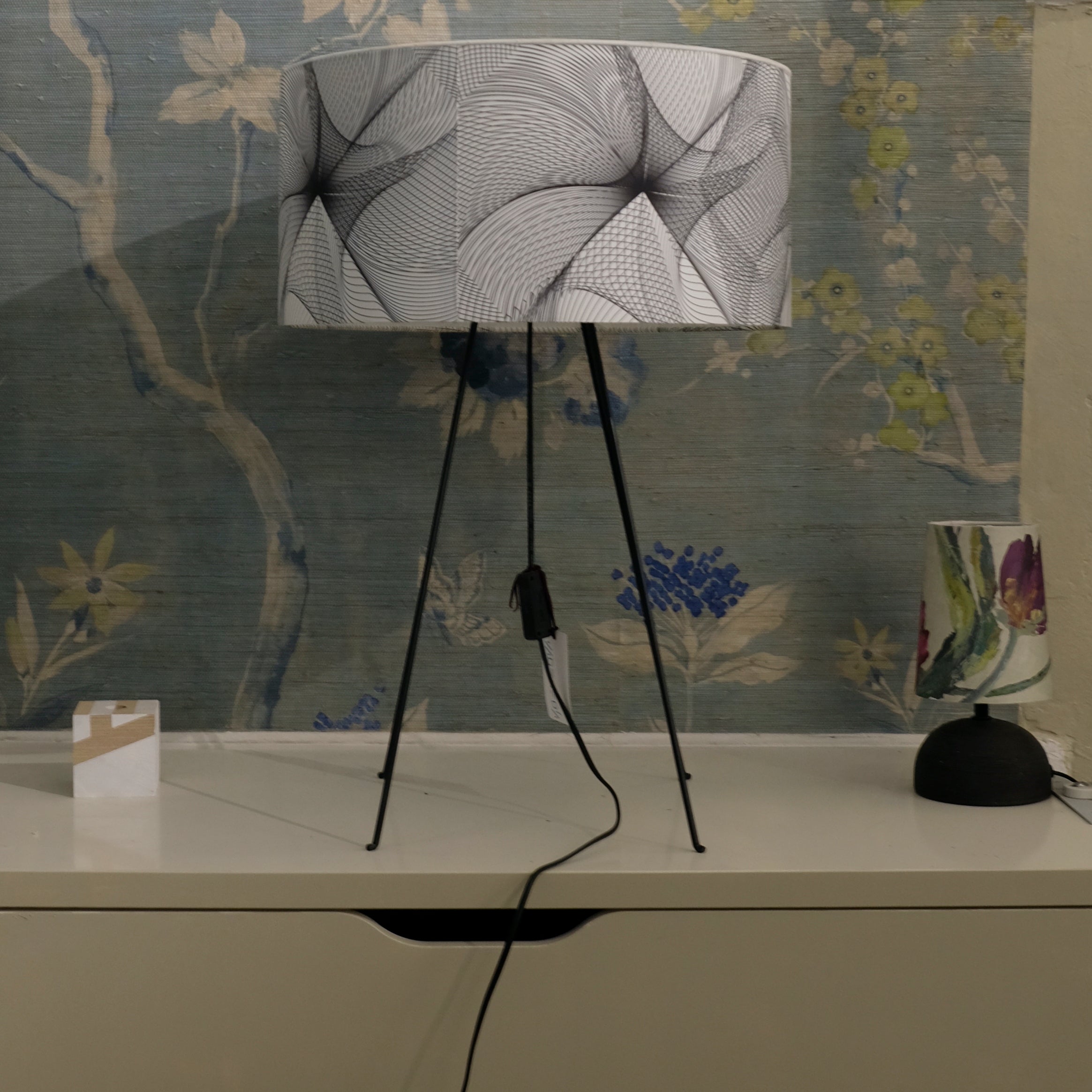 Lampe „Lichtlinie“ – Eleganz und Kunst in endloser und nachhaltiger Harmonie - Raumtapeterie