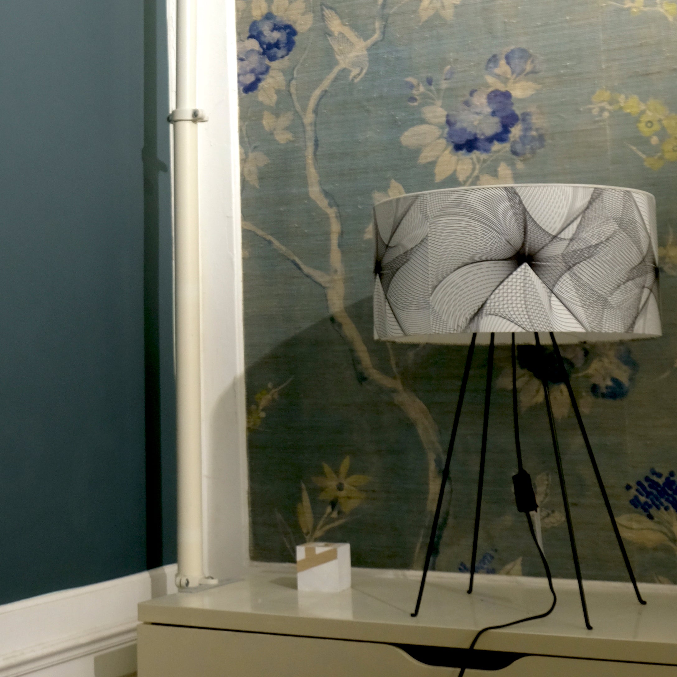 Lampe „Lichtlinie“ – Eleganz und Kunst in endloser und nachhaltiger Harmonie - Raumtapeterie