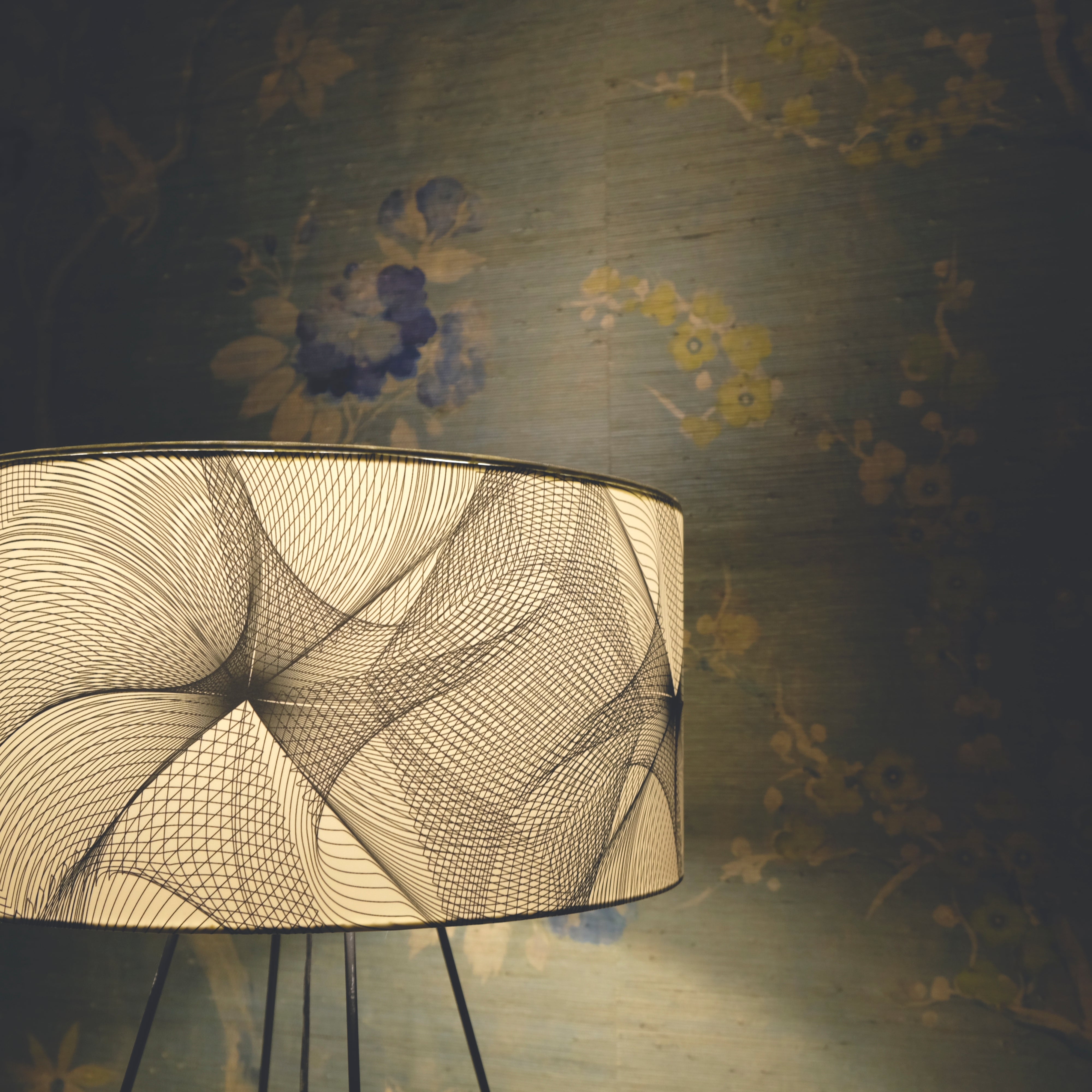 Lampe „Lichtlinie“ – Eleganz und Kunst in endloser und nachhaltiger Harmonie - Raumtapeterie