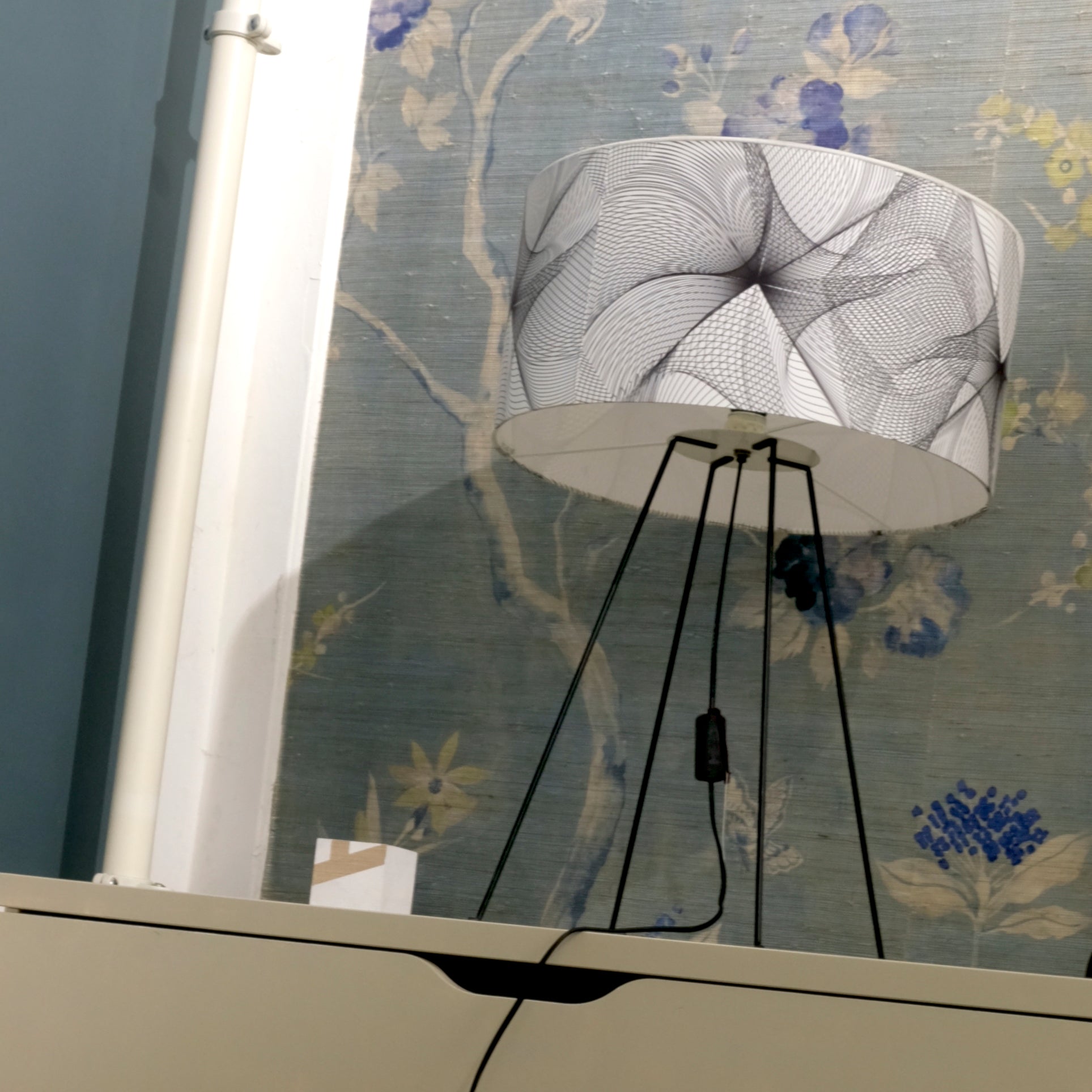 Lampe „Lichtlinie“ – Eleganz und Kunst in endloser und nachhaltiger Harmonie - Raumtapeterie