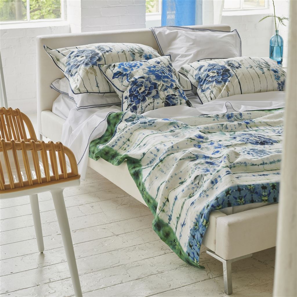 Leinen Decke Kyoto Flower Indigo von Designers Guild - Raumtapeterie