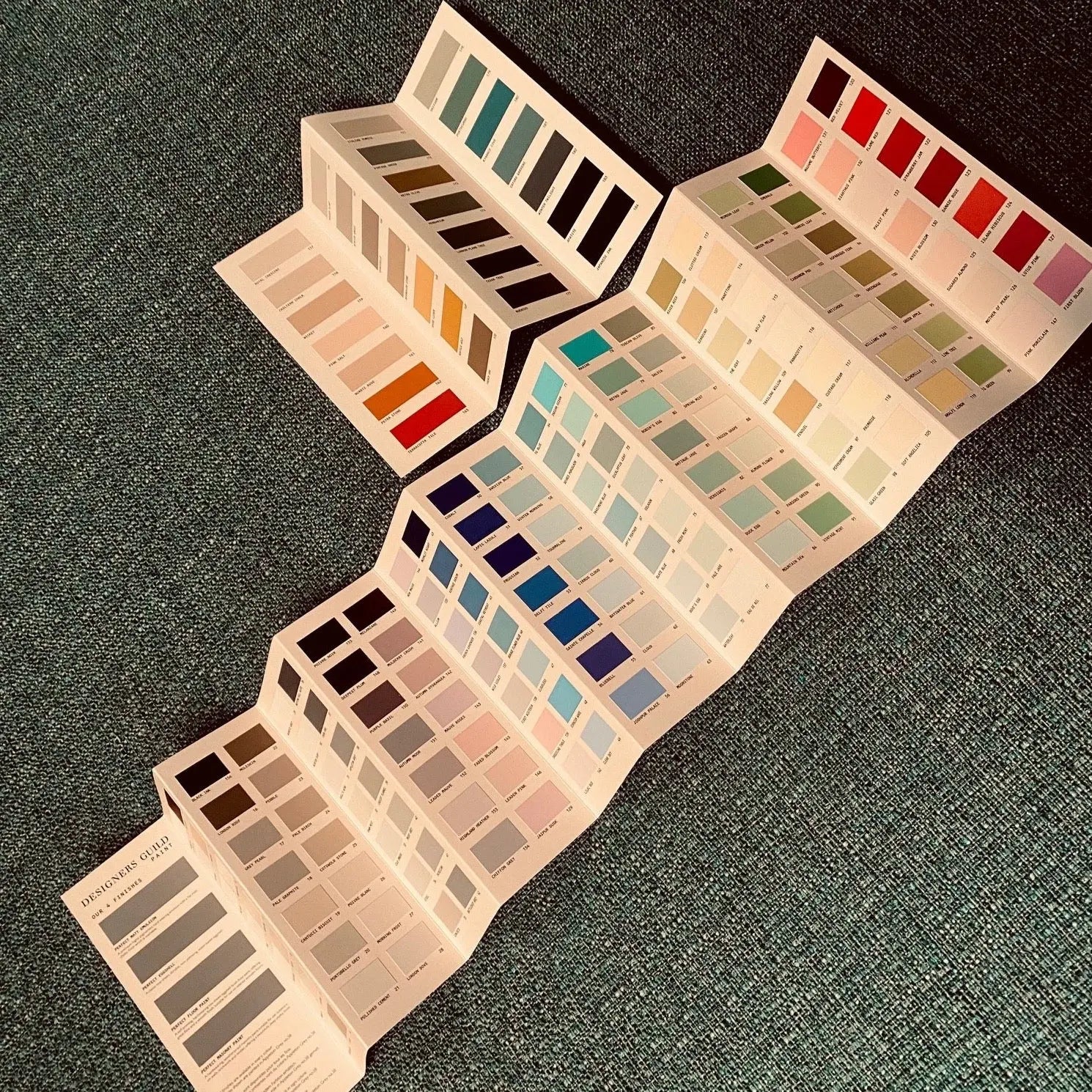 Farben- unsere Auswahl zeigt das Farbfächer- Set Raumtapeterie