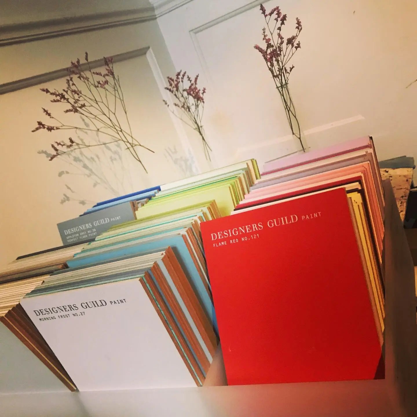 Farben- unsere Auswahl zeigt das Farbfächer- Set Raumtapeterie