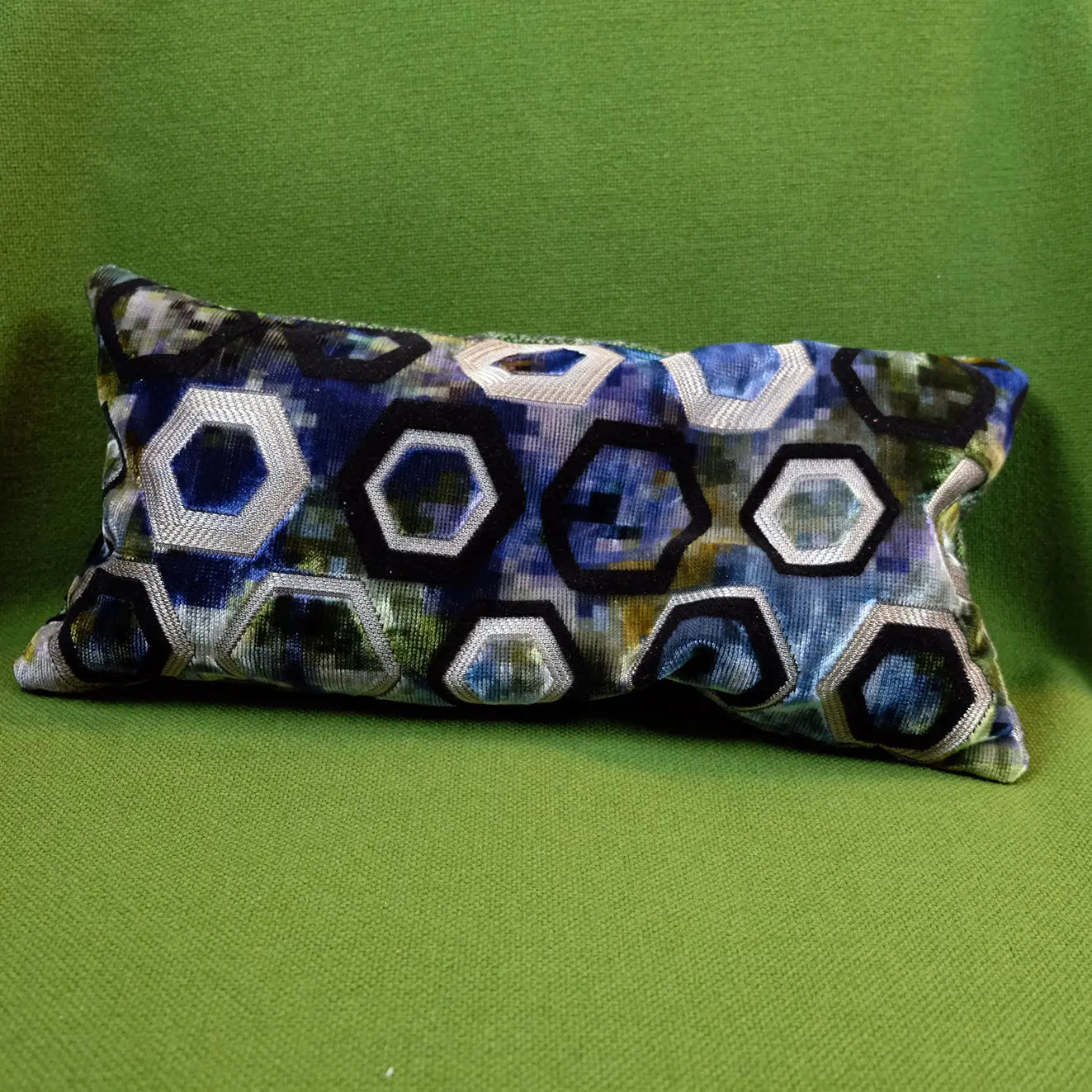 Studio Manikks - Kissen „Mendi“ die Raumtapeterie