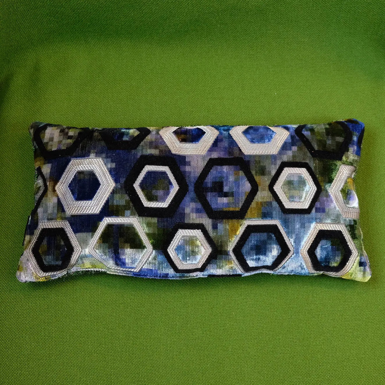 Studio Manikks - Kissen „Mendi“ die Raumtapeterie