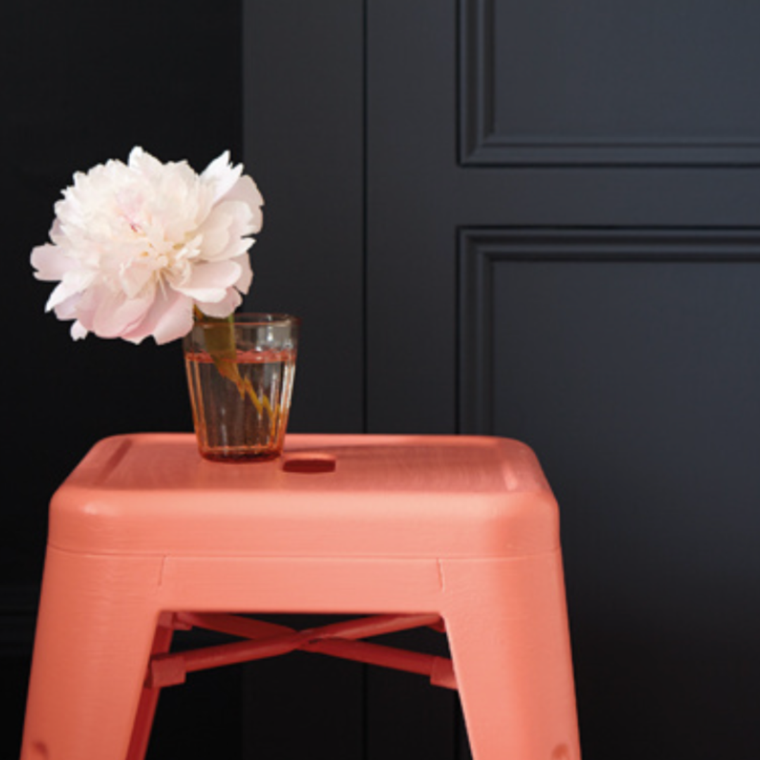 Farbe von Little Greene-Basalt – Tiefes Nachtblau mit dramatischer Wirkung