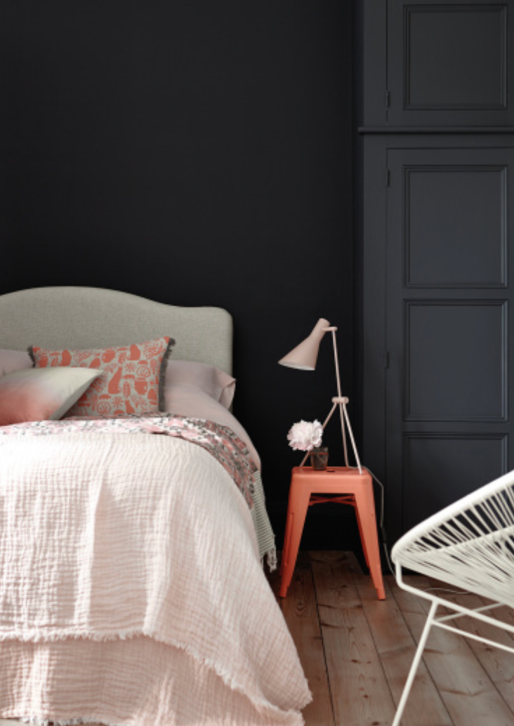 Farbe von Little Greene-Basalt – Tiefes Nachtblau mit dramatischer Wirkung