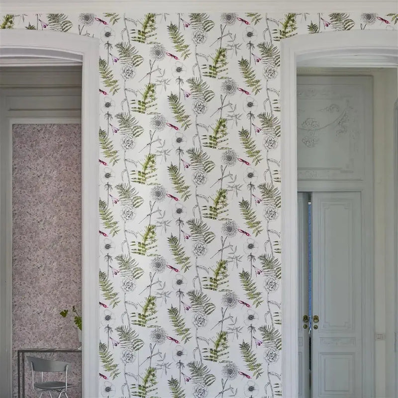 Diese Tapete mit Blumen wirkt durch die deillierten Libellen lebendig. Designers Guild