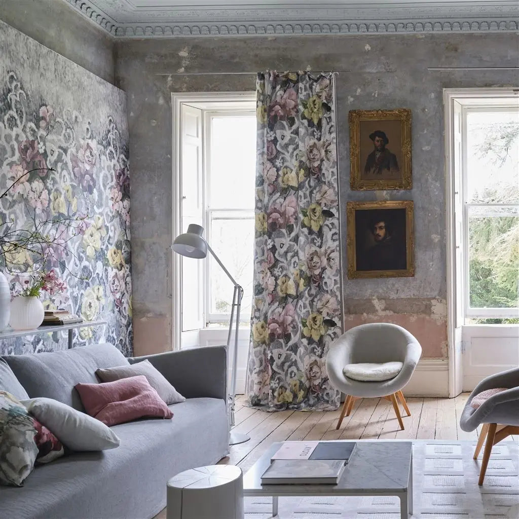Florale Wandbild- Tapete von Designers Guild: Tapestry Flower Platinum Designers Guild