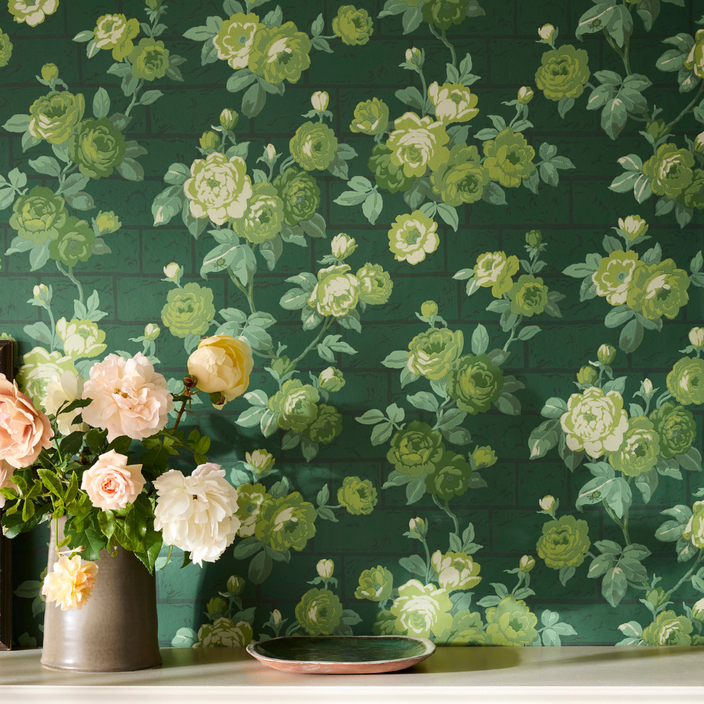 Rose Garden – Tapete „Rosengarten“ mit Brick-/Gartenmauer-Charakter - Raumtapeterie
